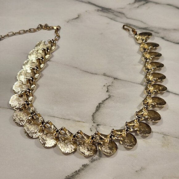 Vintage Gold-Tone Necklace & Clip-On Earrings Set Necklace has DAMAGE - Picture 13 of 13